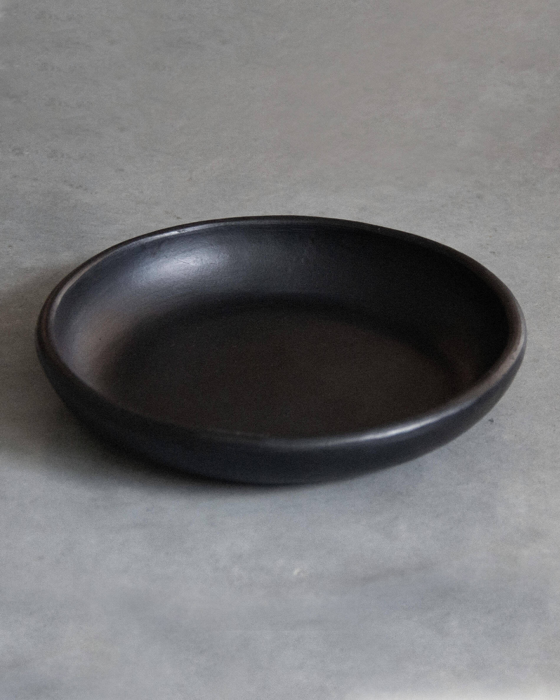 Assiette en argile noire Chamba - Image 3