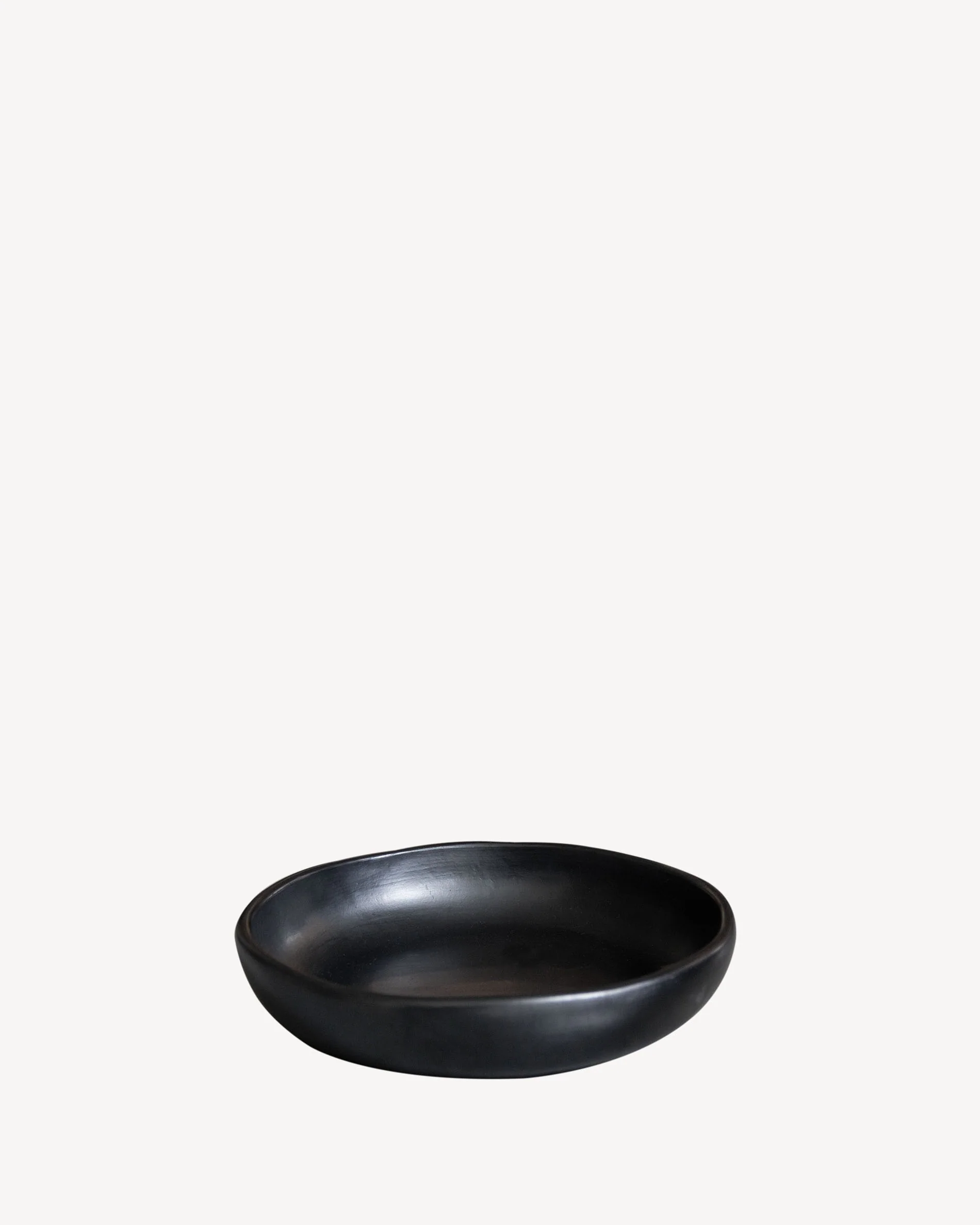 Assiette en argile noire Chamba - Image 4