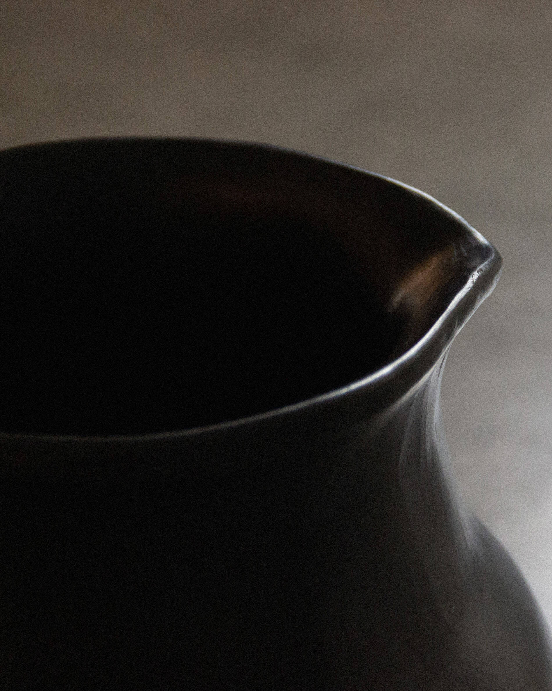 Carafe en argile noire Chamba 2,5L - Image 2