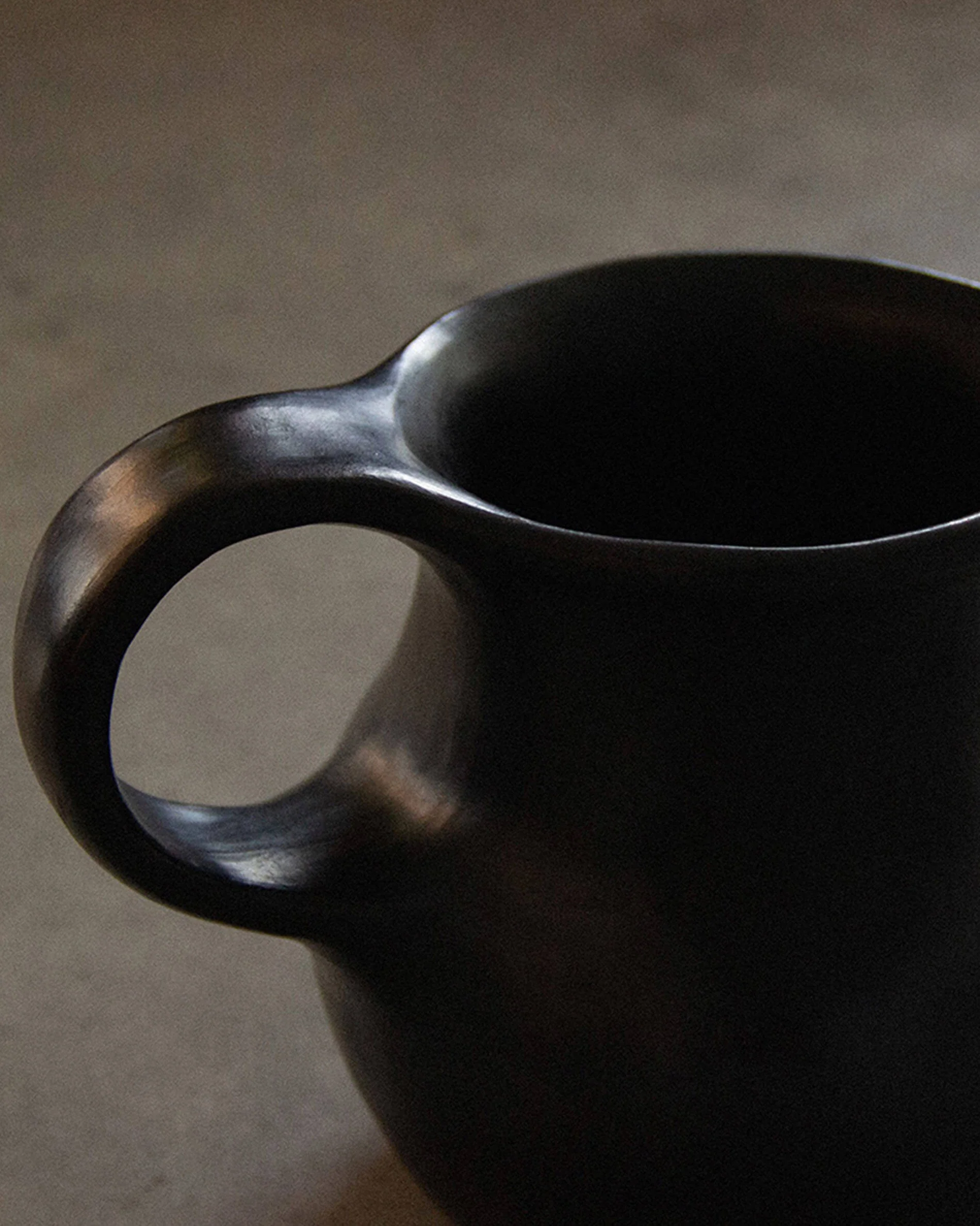 Carafe en argile noire Chamba 2,5L - Image 3