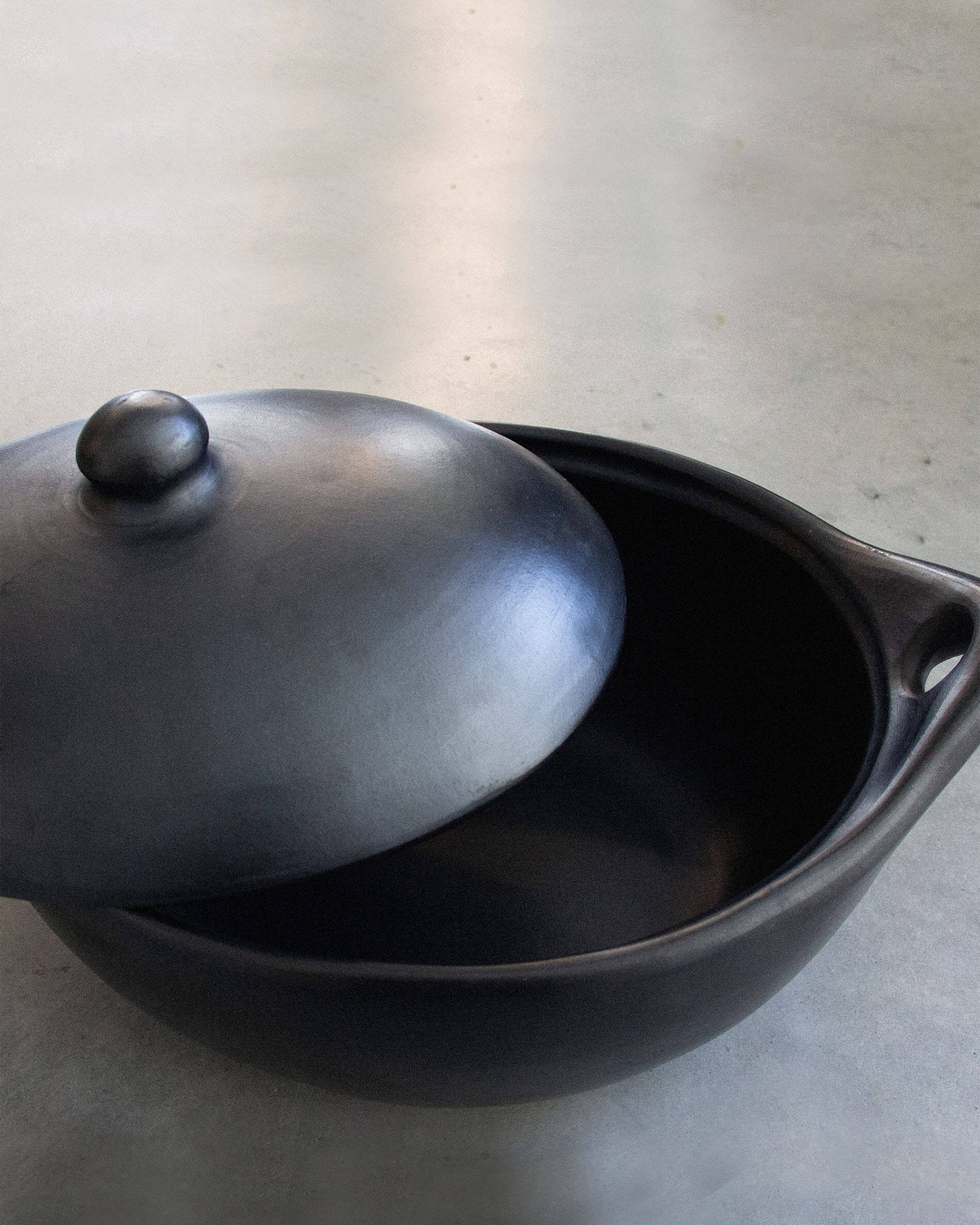 Cocotte en argile noire Chamba pour Kokko XL 22" - Image 4