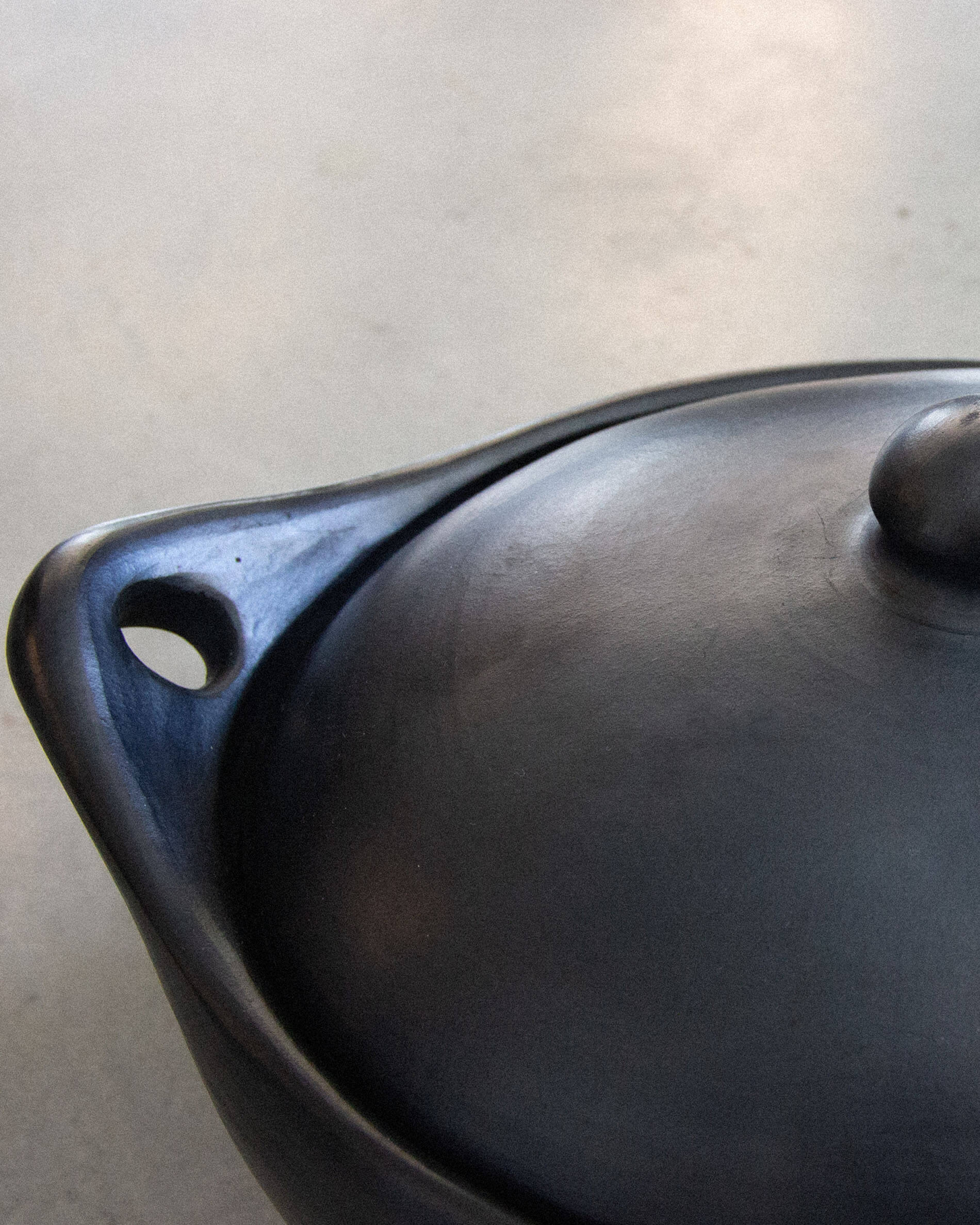 Cocotte en argile noire Chamba pour Kokko XL 22" - Image 5