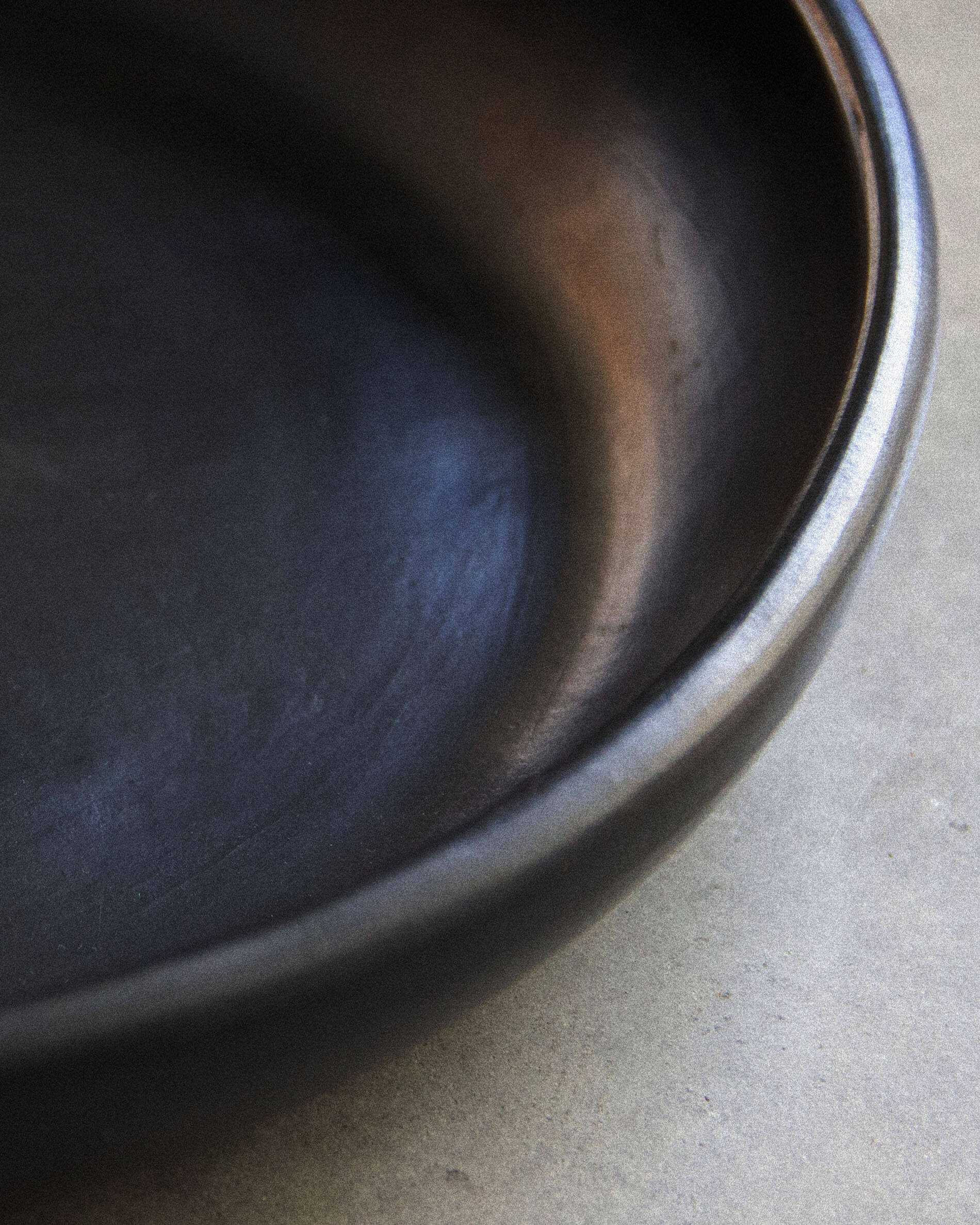 Grand plat rond en argile noire Chamba Ø33cm - Image 3