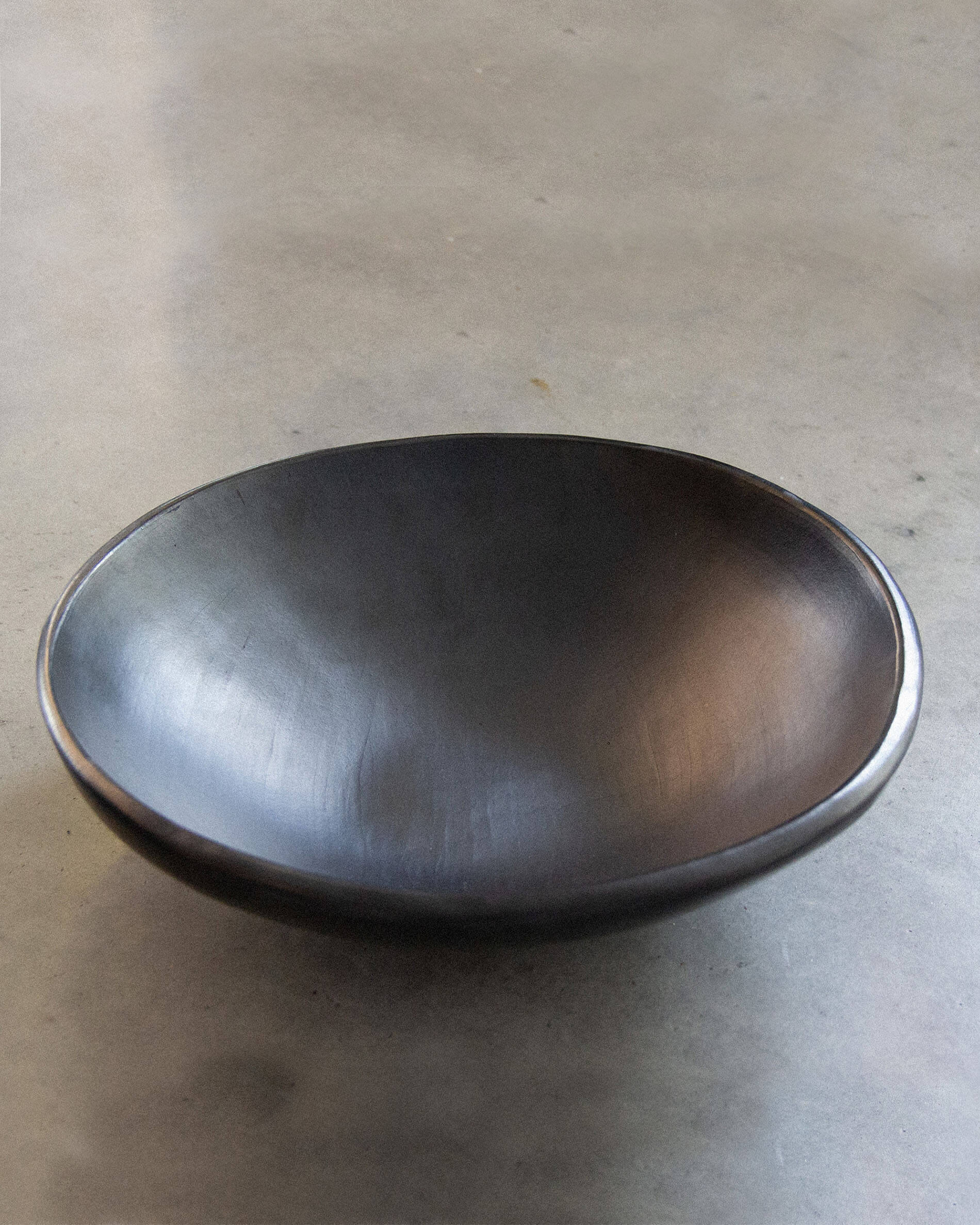 Grande coupe en argile noire Chamba Ø30cm - Image 3