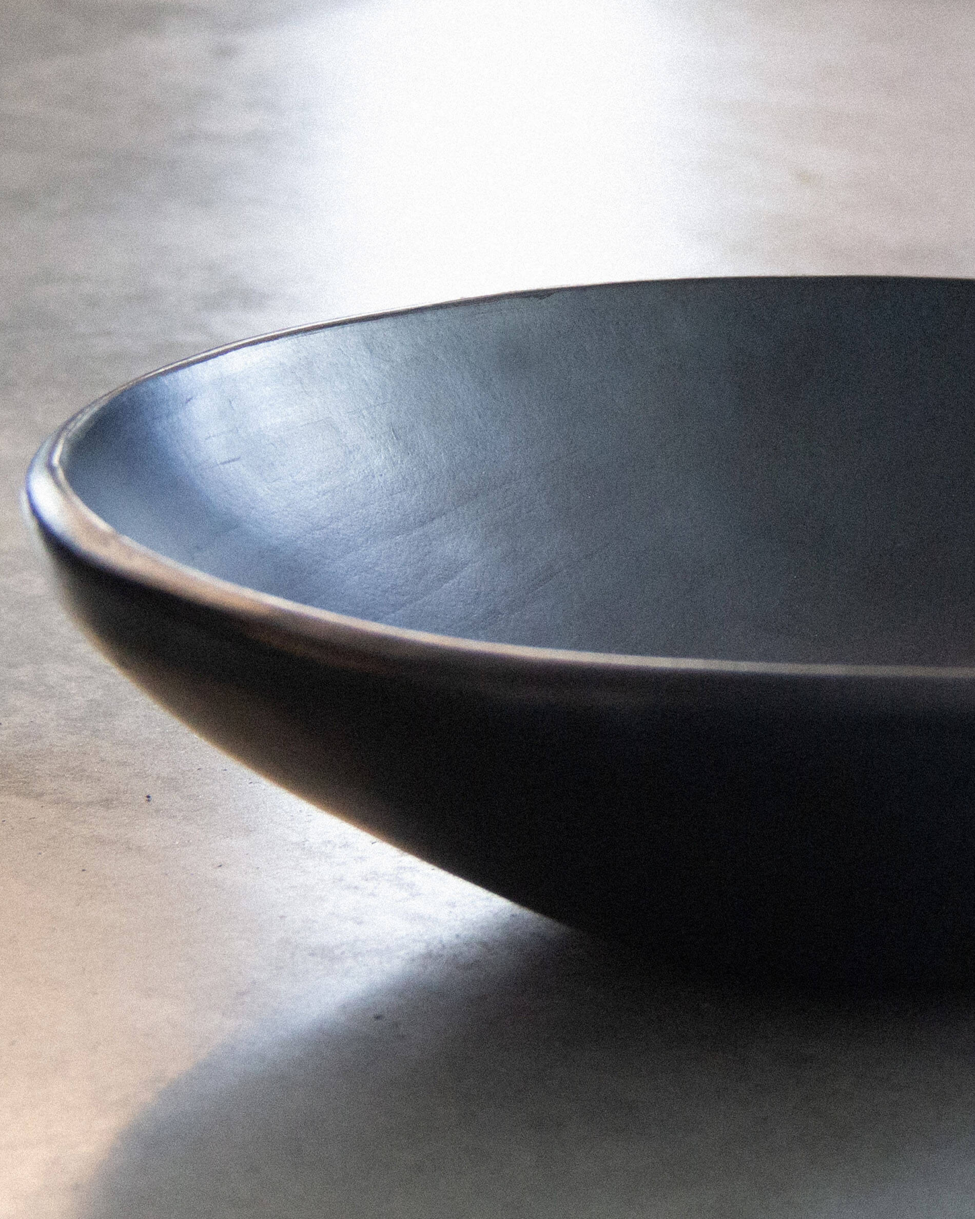 Grande coupe en argile noire Chamba Ø30cm - Image 4