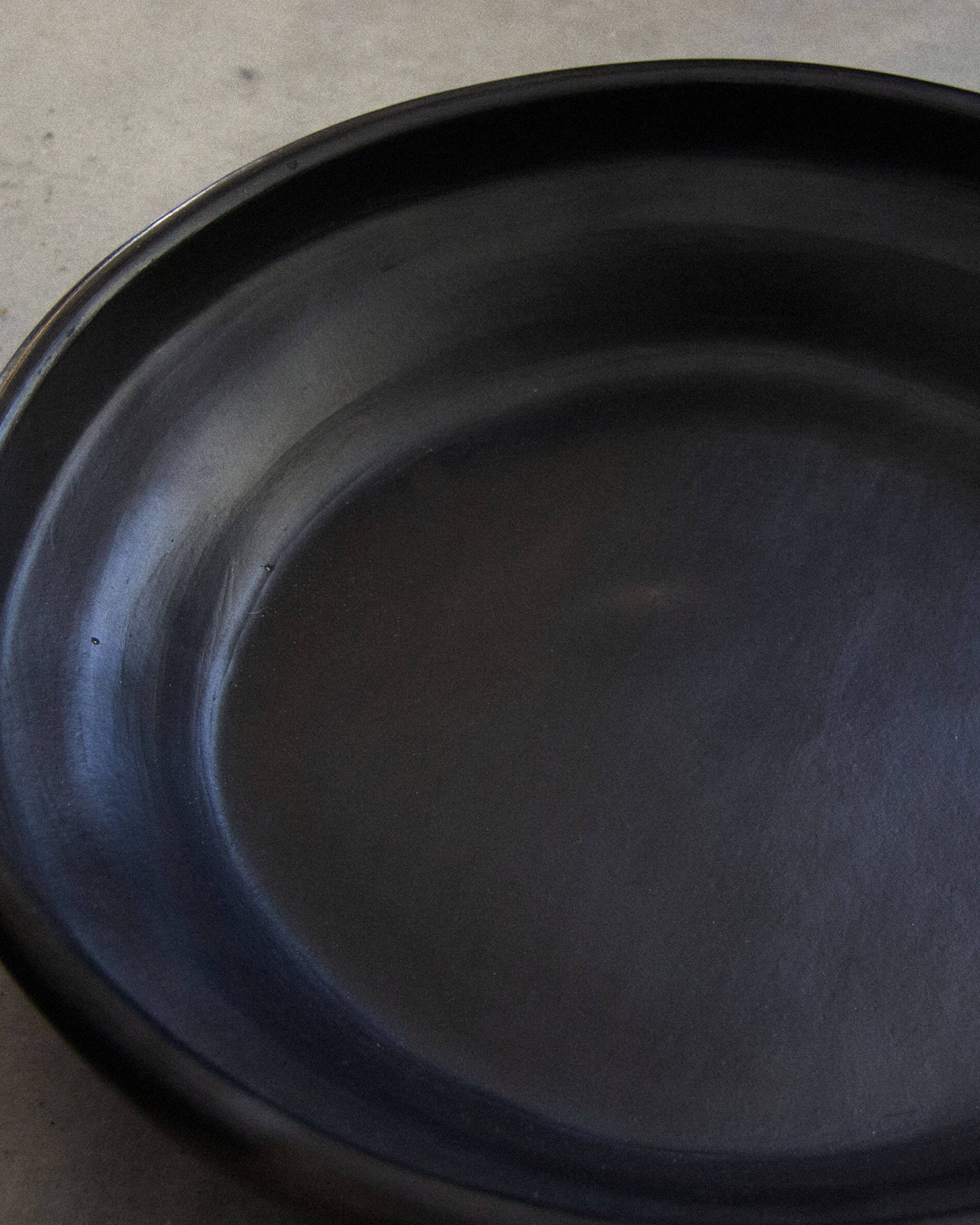 Plat à tajine en argile noire Chamba - Ø32cm - Image 3