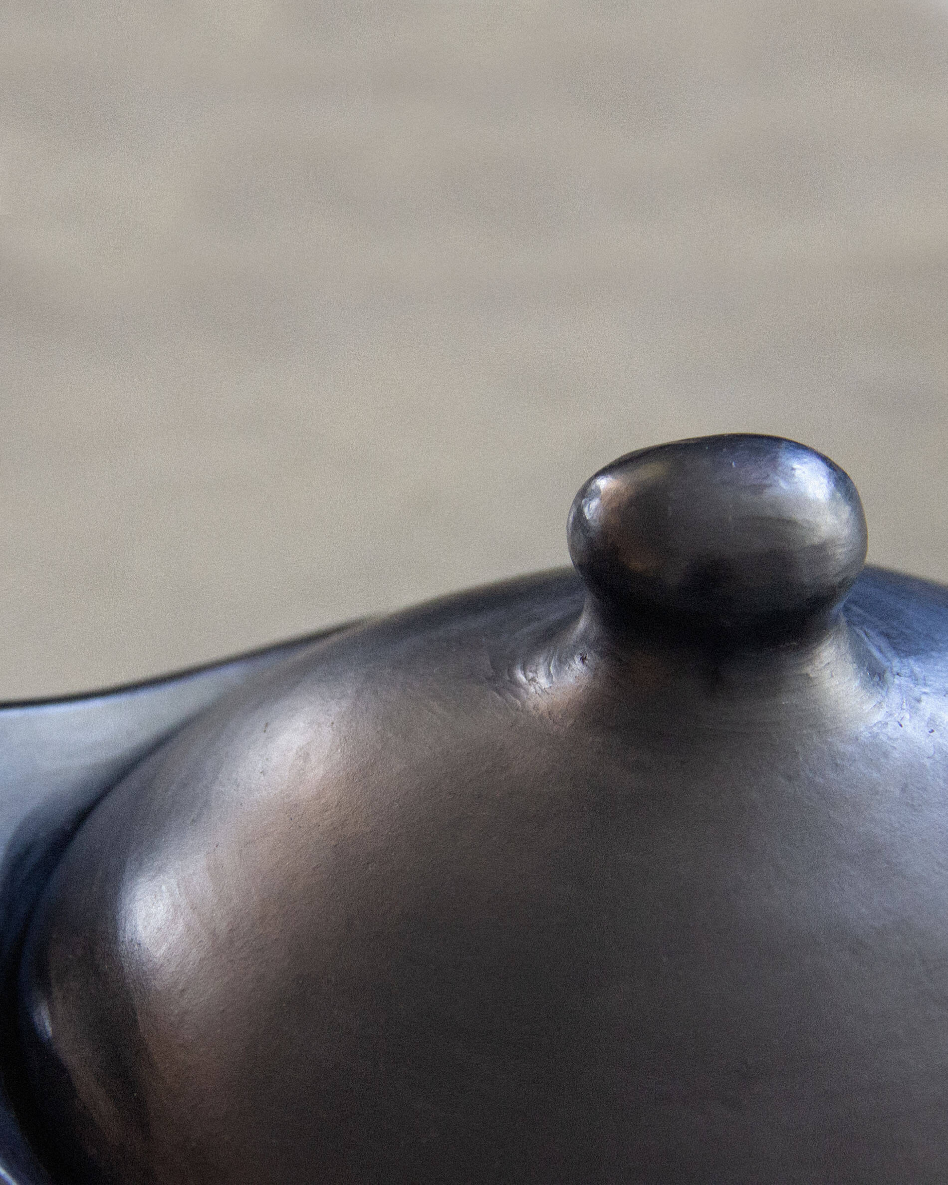 Cocotte haute ronde en argile noire Chamba - Ø30 cm - Image 3
